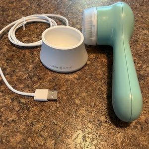 Clarisonic MIA Smart in great condition in mint green. USB charger base included